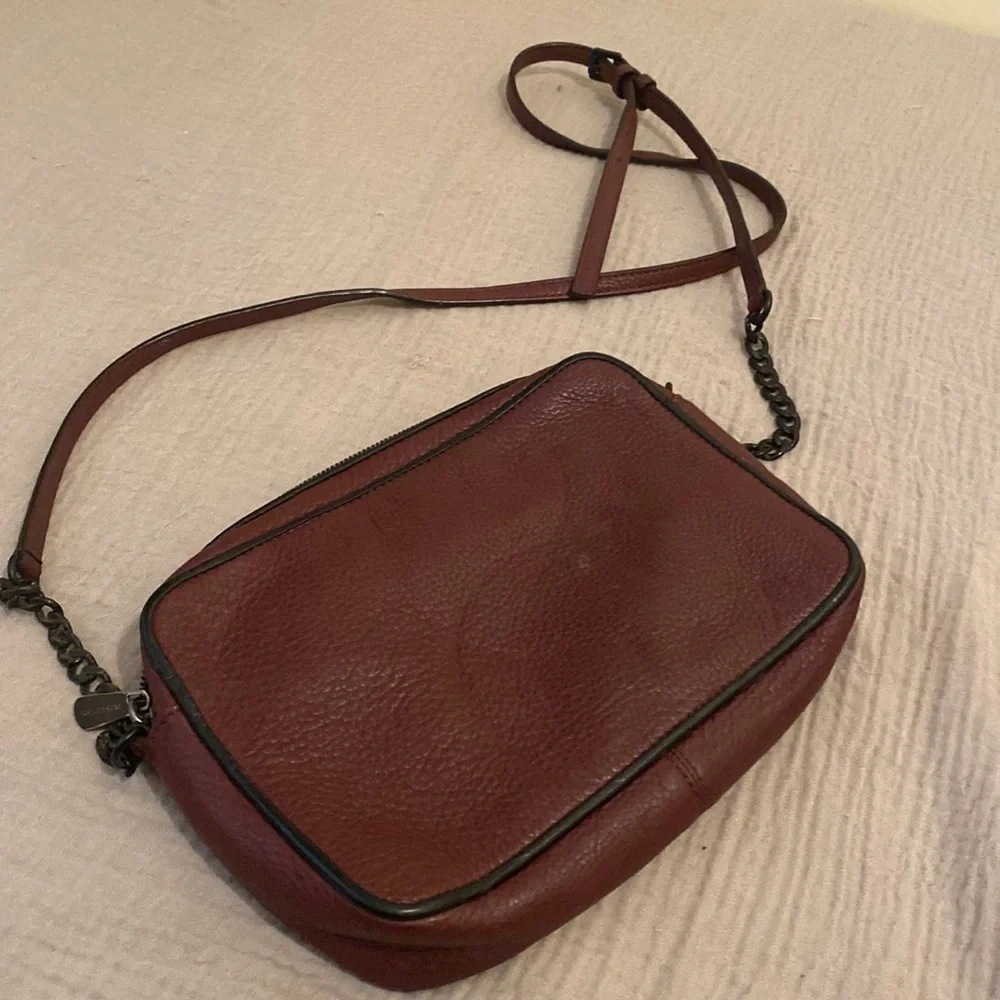 MICHAEL KORS LEATHER BURGUNDY CAMERA STYLE BAG .